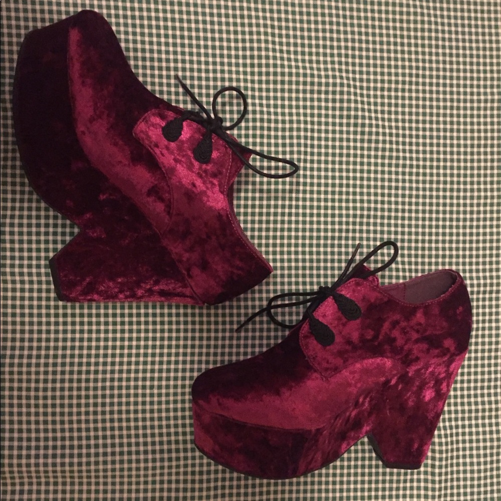 🎆CRUSHED VELVET FUCHSIA PLATFORMS🎆